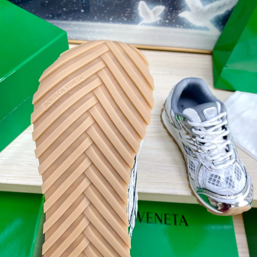 👟👟High-end version with ex-factory price of 560. Original 1:1 couple model P560 men's model plus 10🔥New model on the shelves🔥BV Orbit sneakers Wang Yibo's same style couple's Dad Runner sneakers, made of lightweight technical mesh fabric. Features a geometric patterned rubber outsole. The outsole is made of color-blocked TPU outsole Size: women's shoes 35-40
